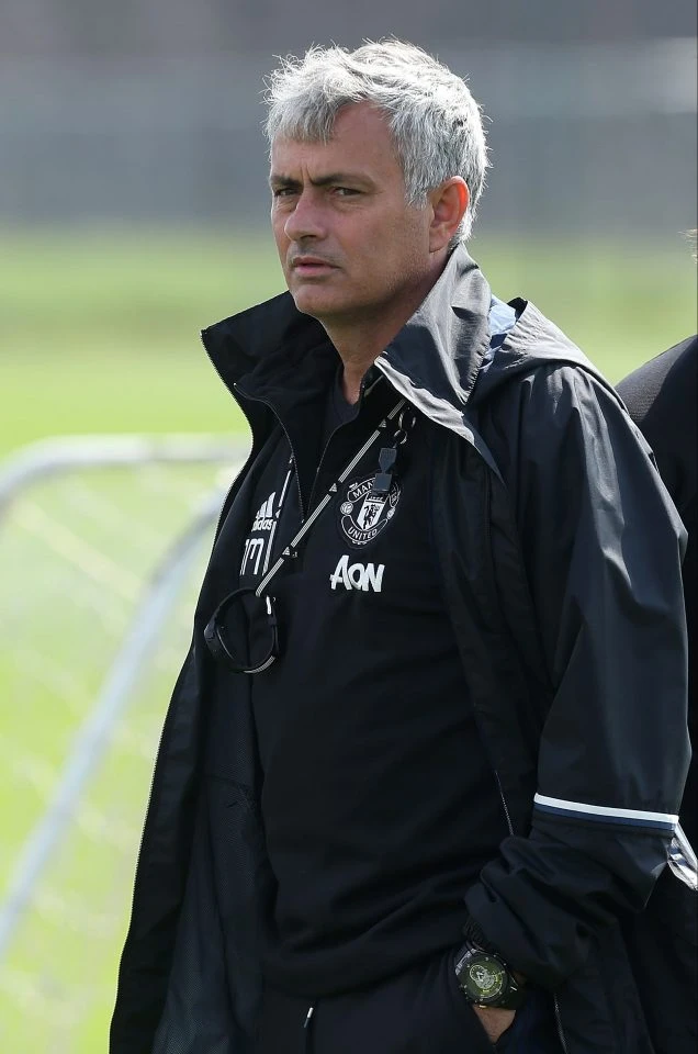 HLV Jose Mourinho trên sân tập cùng các học trò